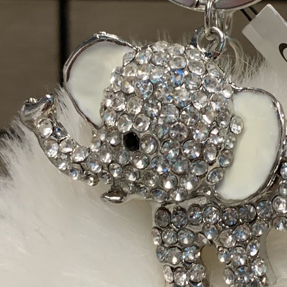 ✨HP X2💫Elephant Pom Keychain✨ - Picture 3 of 7